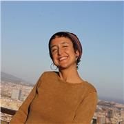 Hola, soy Aurora García, Educadora, Artista, Terapeuta e Investigadora en ámbitos sociales. Acompaño tanto a infancias como a personas adultas, de manera individualizada y adaptada a sus necesidades y características personales.